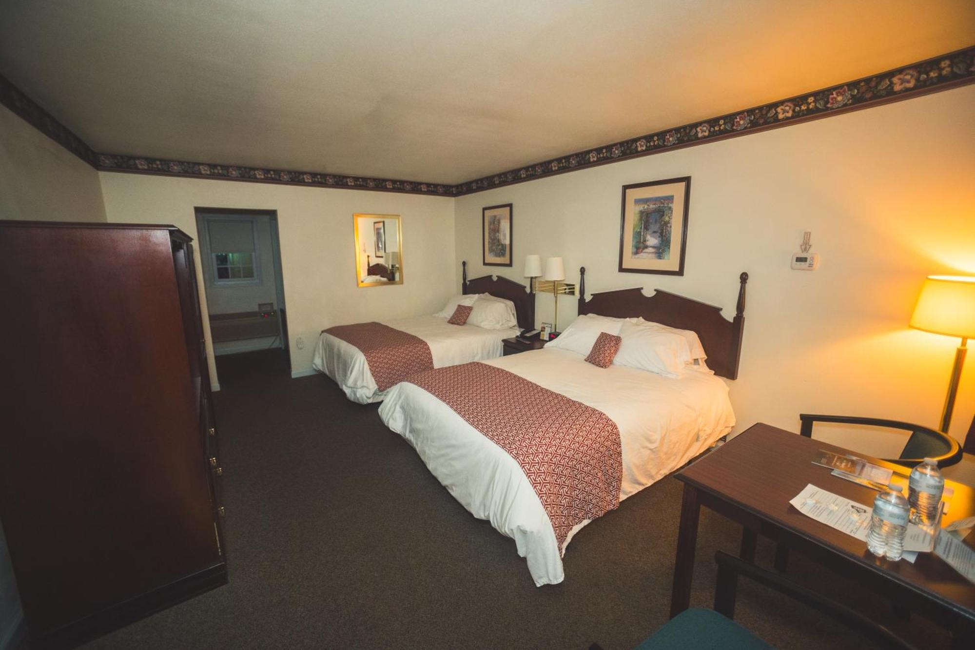 Mequon The Chalet Motel מראה חיצוני תמונה