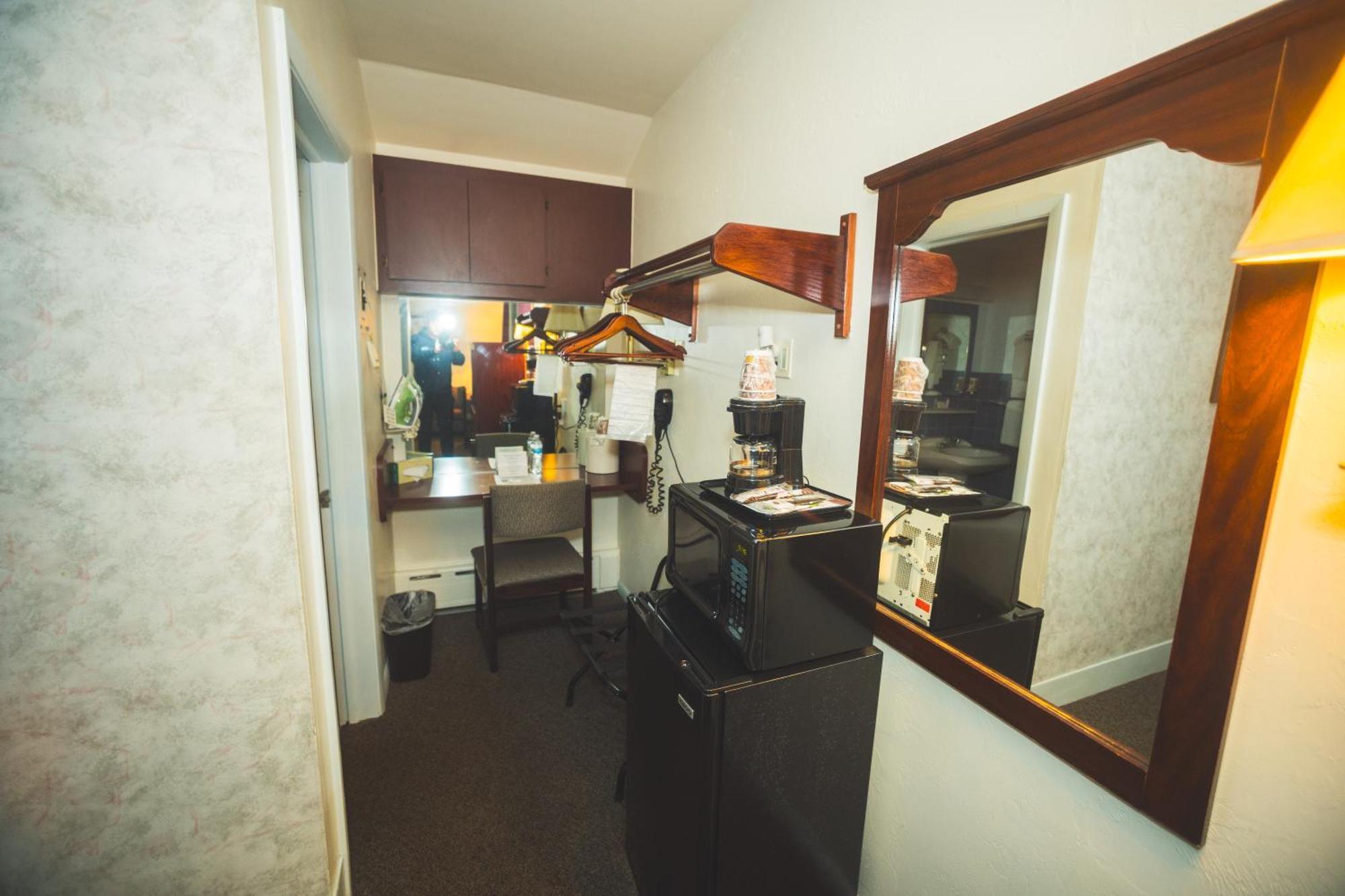 Mequon The Chalet Motel מראה חיצוני תמונה