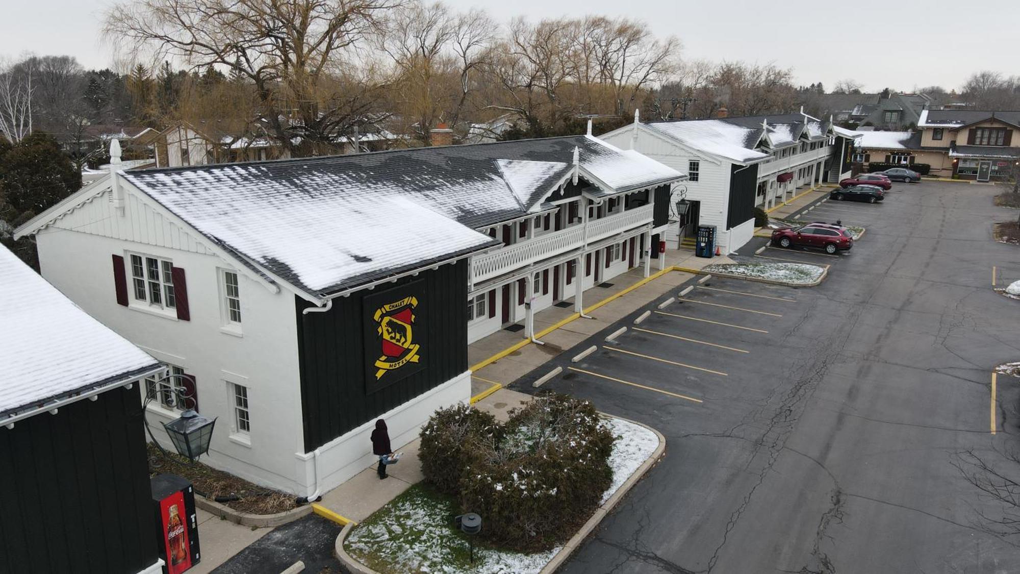 Mequon The Chalet Motel מראה חיצוני תמונה