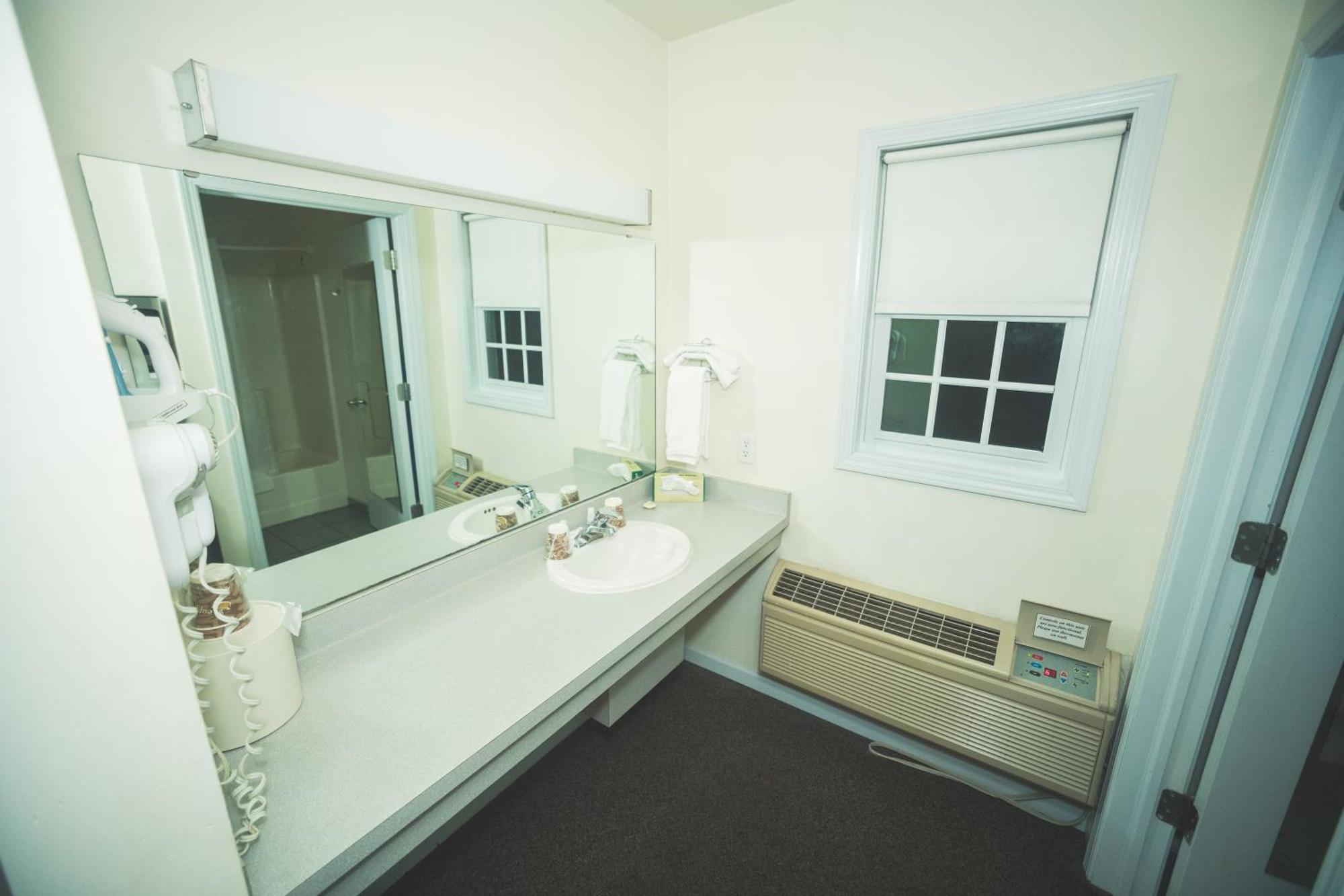 Mequon The Chalet Motel מראה חיצוני תמונה