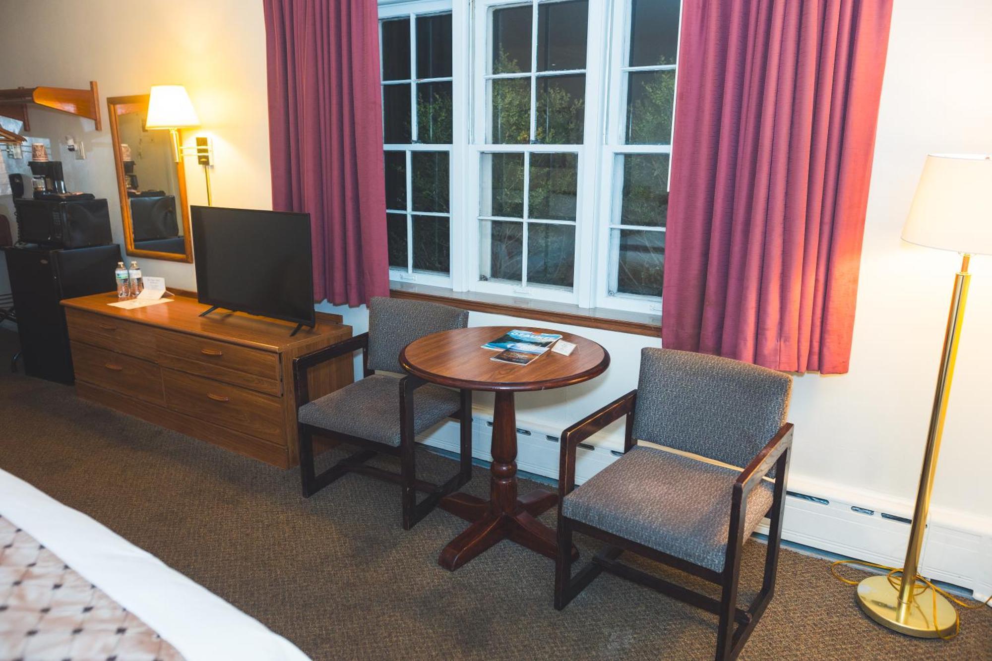 Mequon The Chalet Motel מראה חיצוני תמונה
