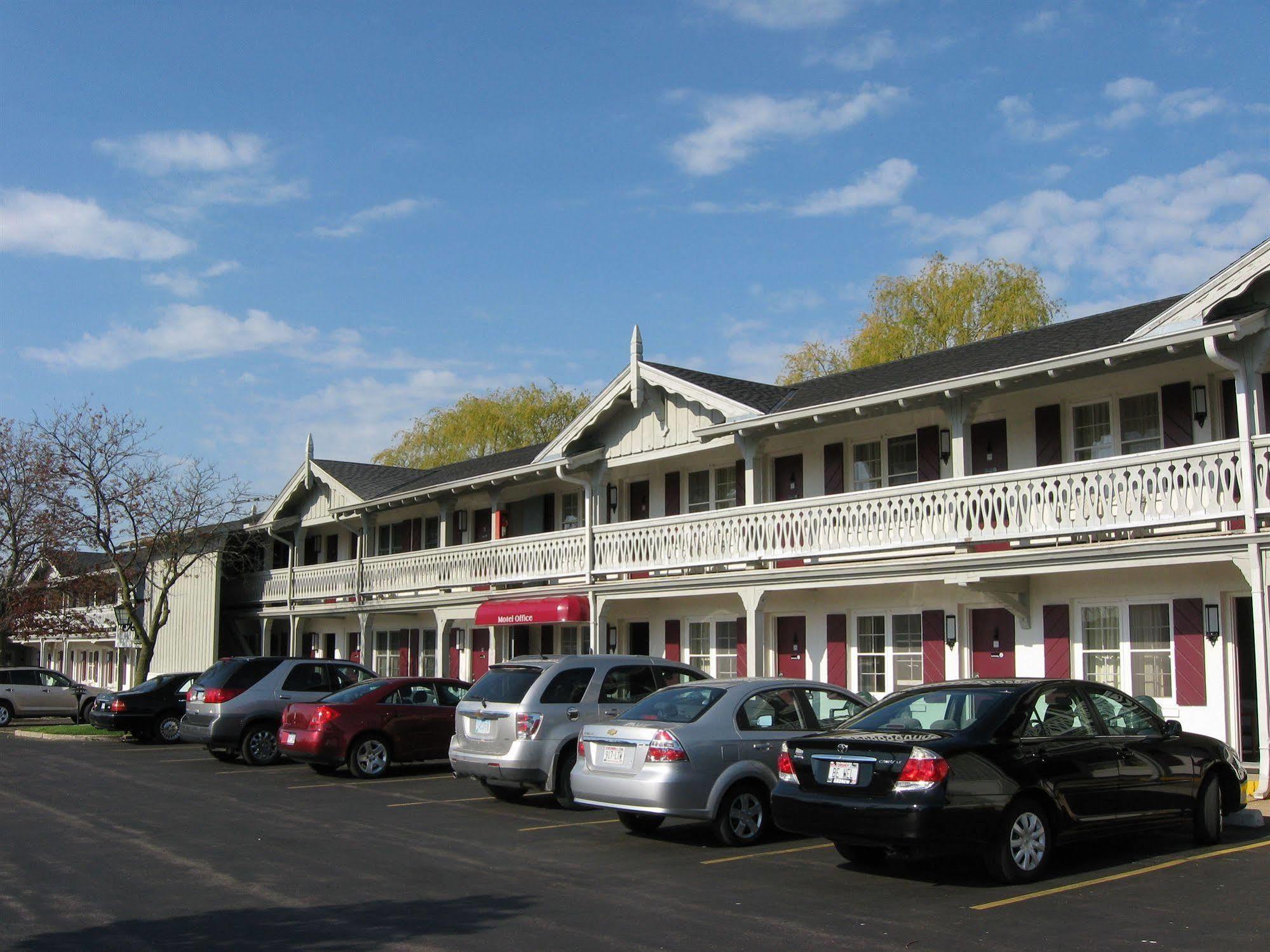 Mequon The Chalet Motel מראה חיצוני תמונה