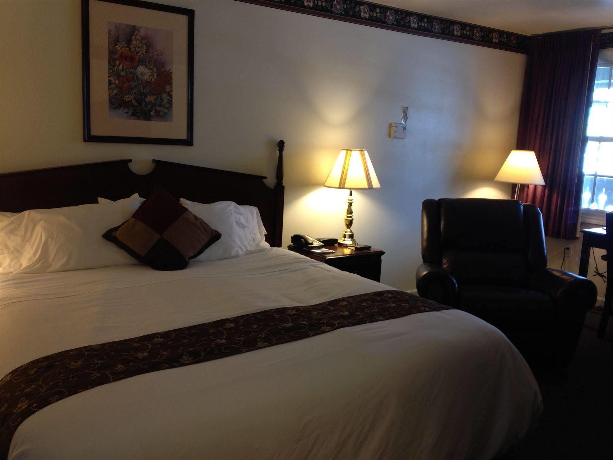 Mequon The Chalet Motel מראה חיצוני תמונה