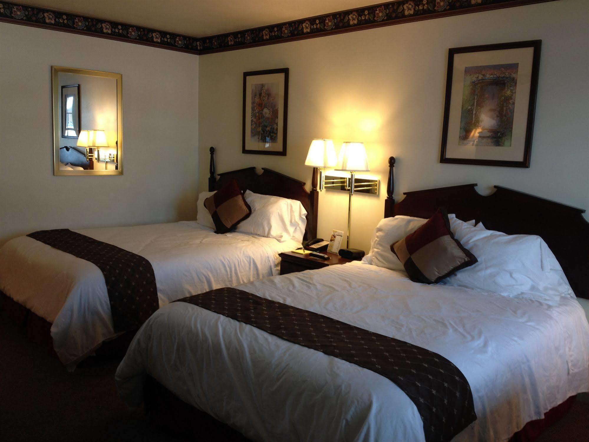 Mequon The Chalet Motel מראה חיצוני תמונה